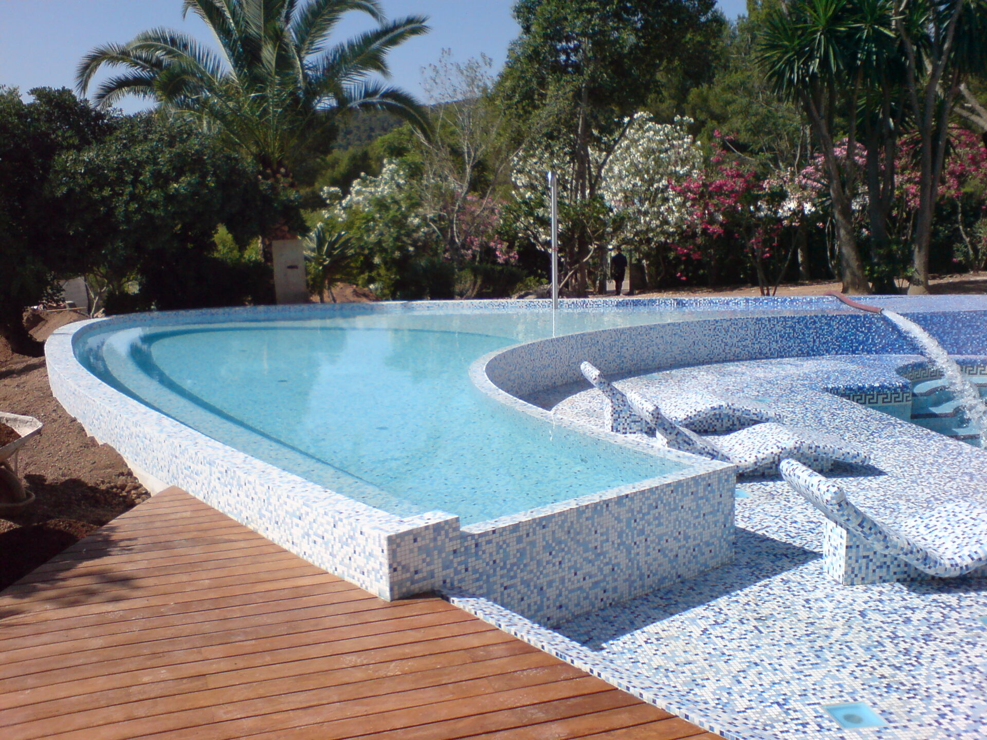 Ein individuell gestalteter Schwimmbadbereich mit blauen und weißen Fliesen, realisiert durch den Fliesenfachbetrieb Behnisch GmbH in Pulsnitz.