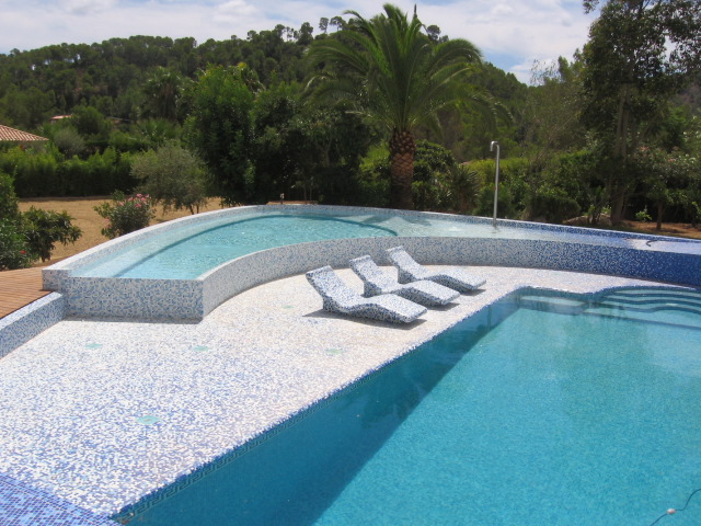 Ein modern gefliester Pool mit Liegen und verschiedenen Beckenformen, gestaltet vom Fliesenfachbetrieb Behnisch GmbH in Pulsnitz.